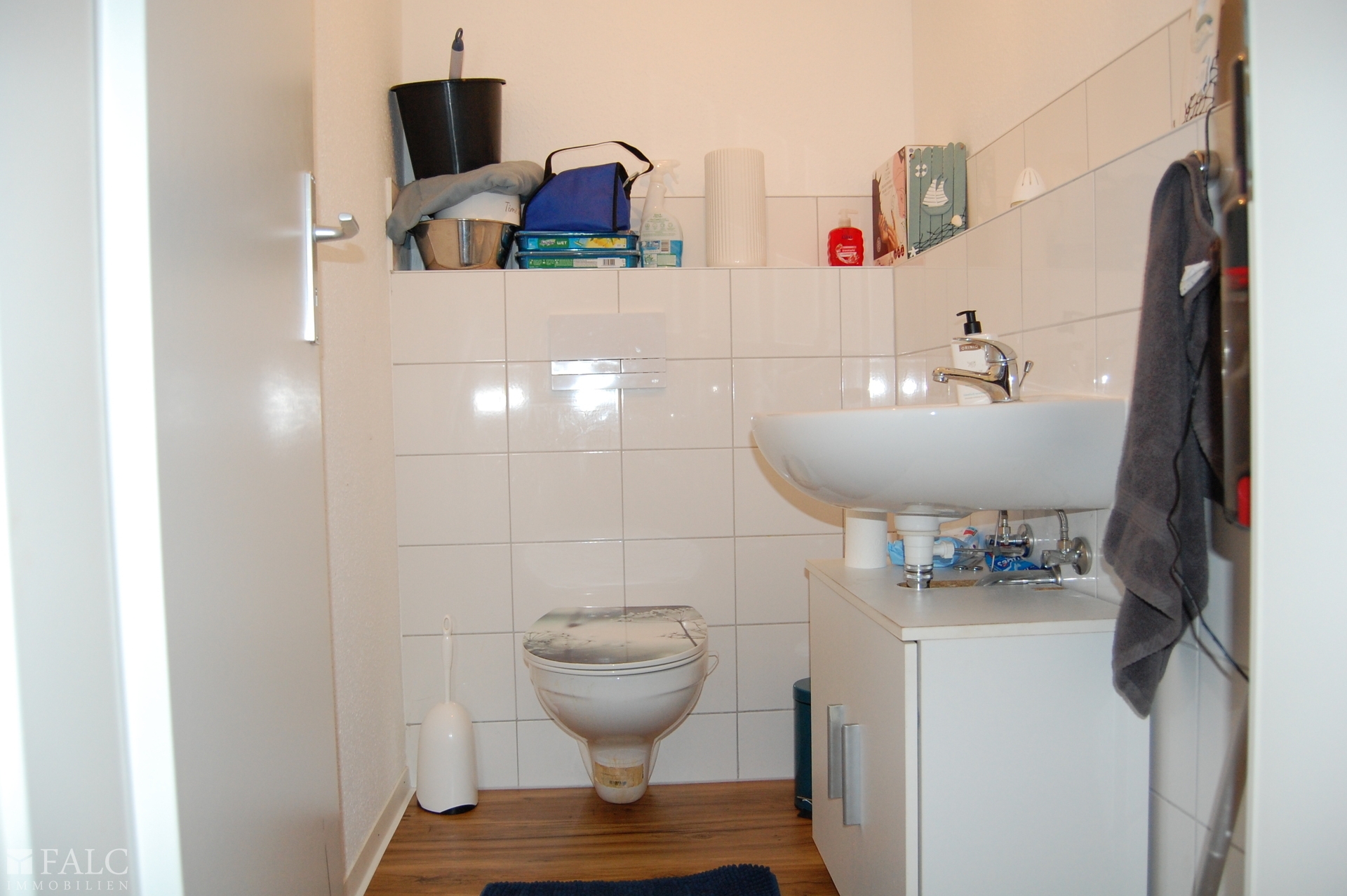 rechts 2. OG WC Mietswohnung